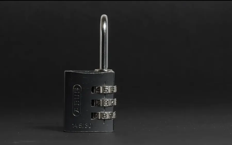 Still of the shortfilm «open up and listen» showing a lock. 