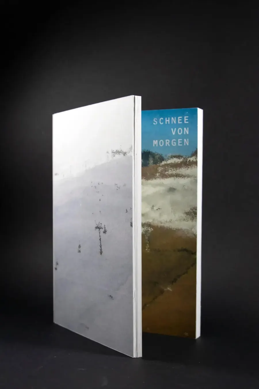 Frontview of a Book about the production of technical Snow with the title «Schnee von Morgen»