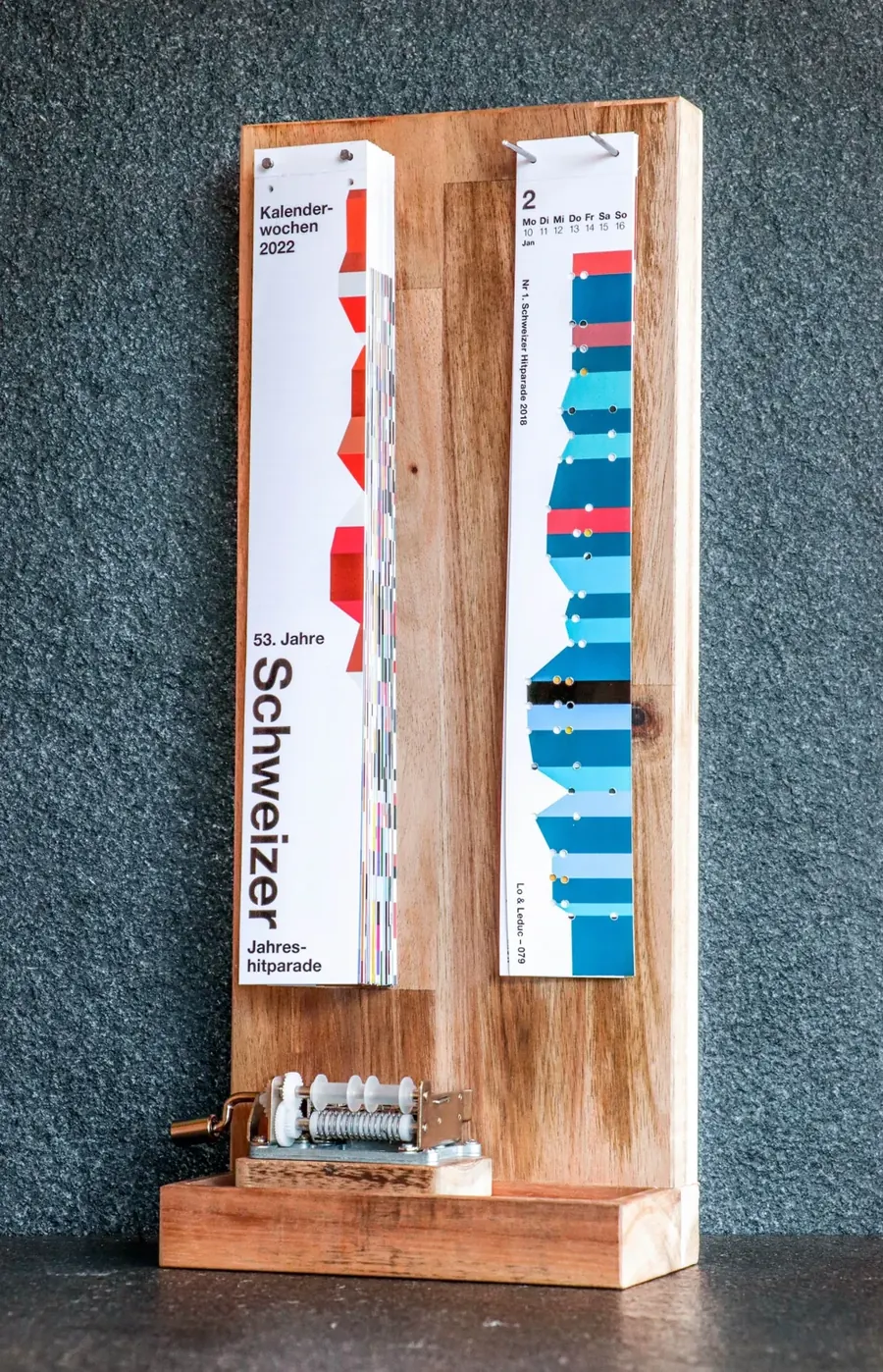 A tear-off calendar of 2022 with the songs of the Swiss-«Hitparade». Strips can be put in a Musicbox.