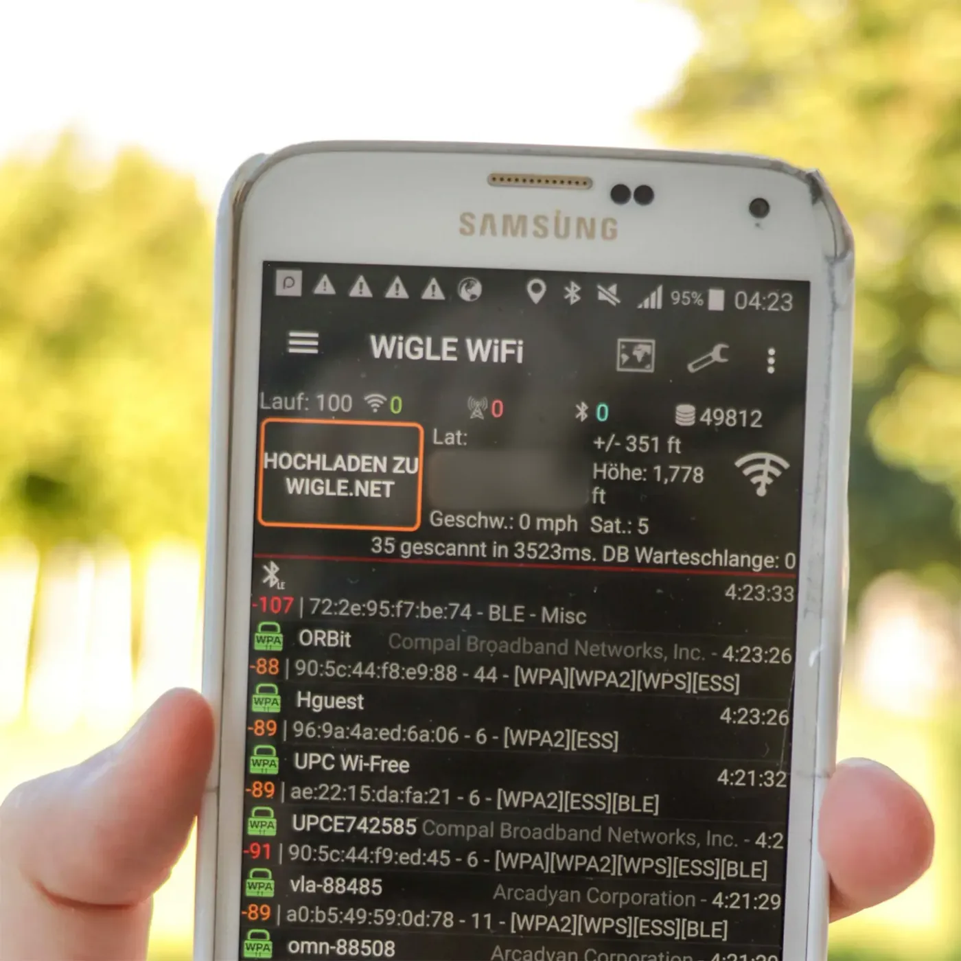 Collecting WLAN data with the WiGLE WiFi app on a smartphone